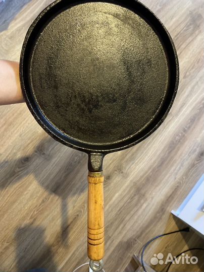 Сковорода чугунная с деревянной ручкой