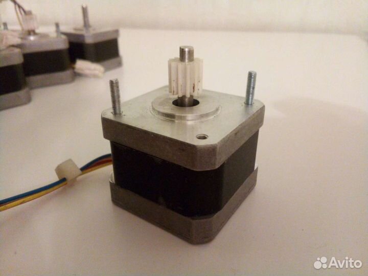 Шаговый двигатель 17