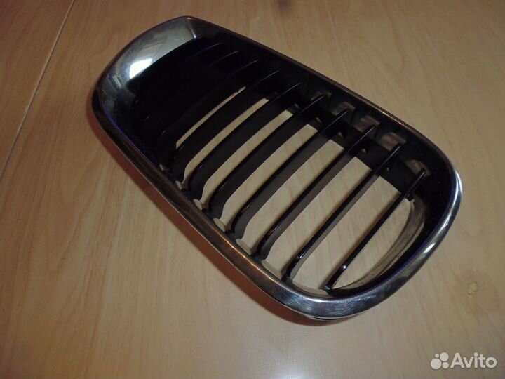Решетка радиатора правая BMW E46