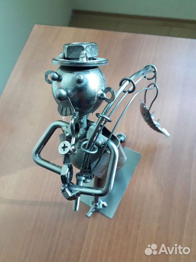 Фигурка рыбака металл