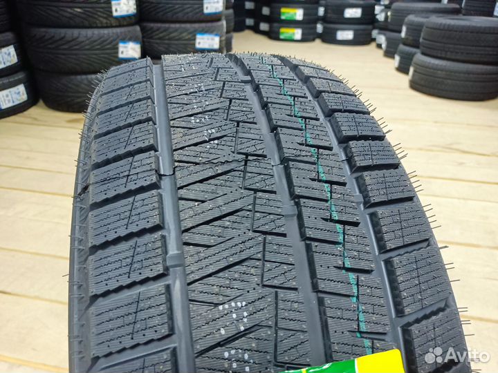 Kapsen SnowShoes AW33 235/40 R18 95H