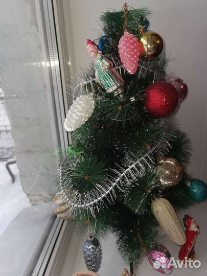 Елка искусственная и игрушки