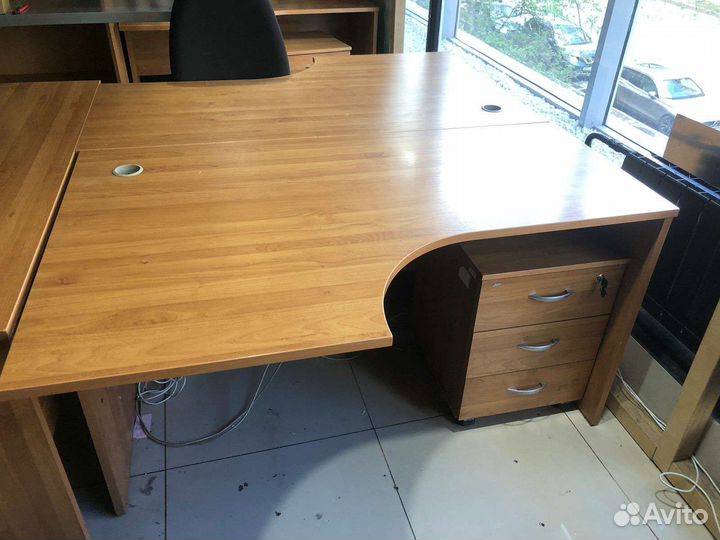 Письменный стол с тумбой