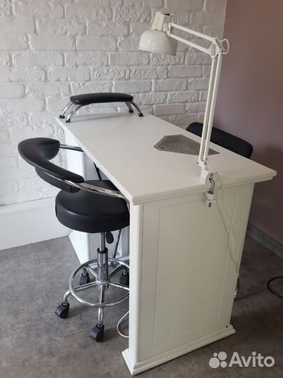 Маникюрный столы с вытяжкой