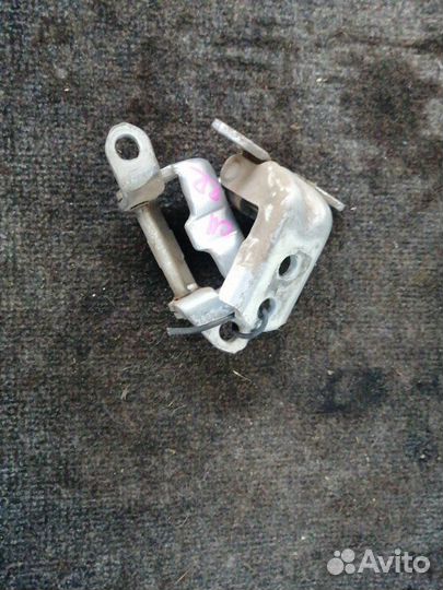 Петля двери задняя правая Nissan Tiida C11