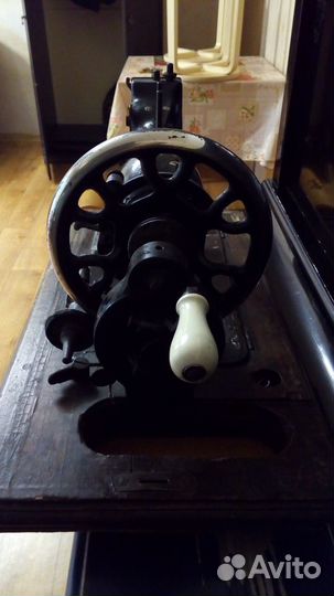 Антикварная швейная машинка