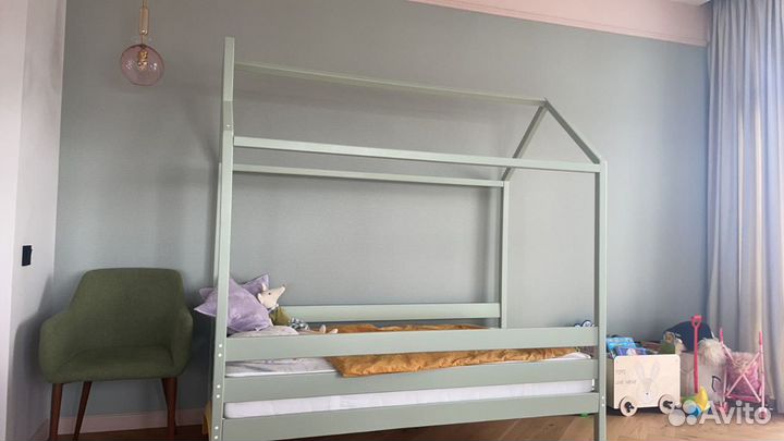 Кроватка-домик из натурального дерева