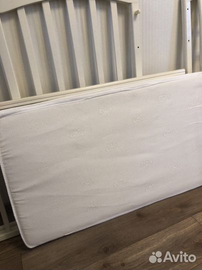 Кровать детская с маятником