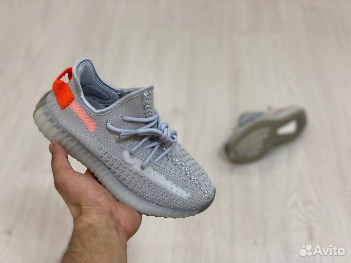 Кроссовки Adidas Yeezy Boost 350 v2 Tail Light