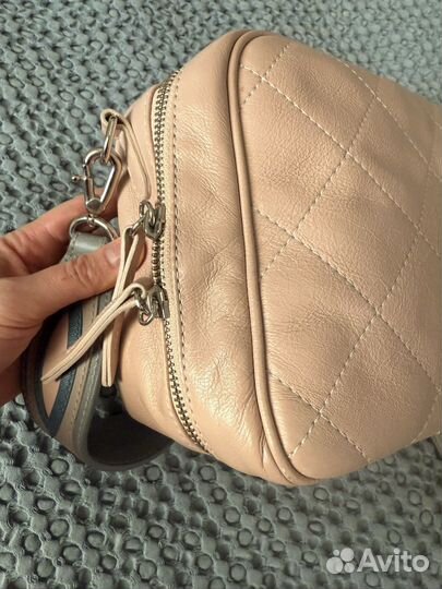 Кожаная сумка с широким ремешком через плечо