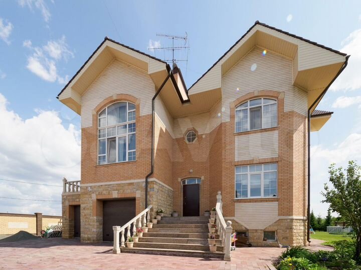 Коттедж 382 м² на участке 20 сот.