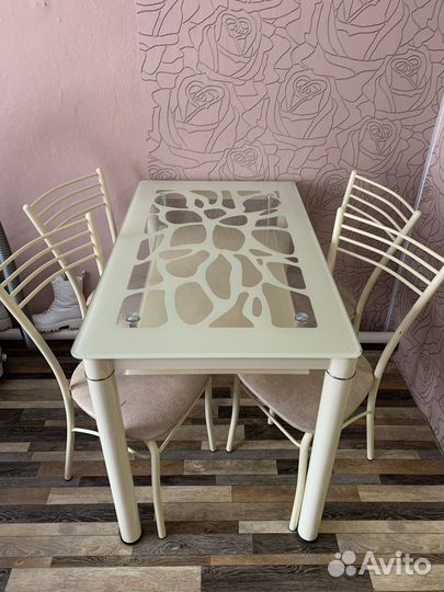 Кухонный стол и стулья б/у