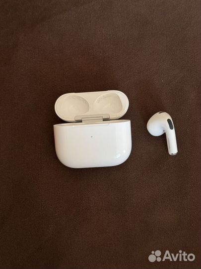 Левый наушник AirPods 3 и кейс