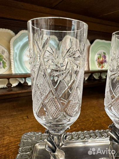 Хрустальные бокалы на серебряной ножке