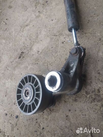 Натяжитель ремня Мерседес ом604