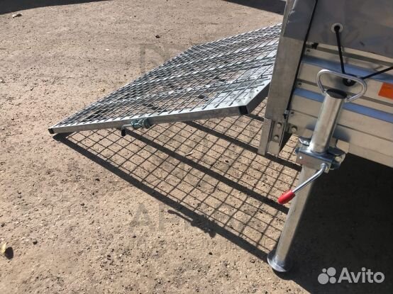 Прицеп 32.022 фургон с задним трапом для заезда