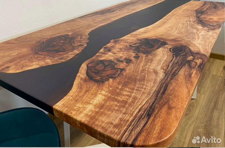 Компьютерный стол 'Inquisitive Finance'