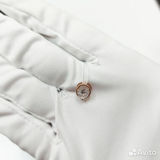 Золотая подвеска с камнем