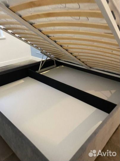 Кровать двуспальная с подъемным механизмом