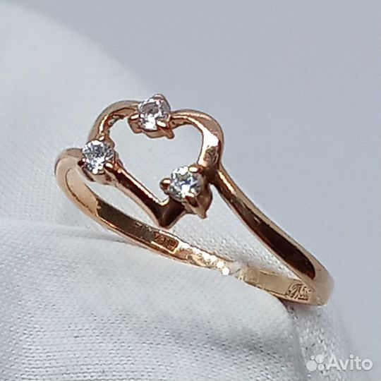 Кольцо с синтетическим камнем Золото