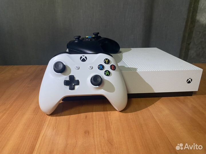 Xbox One s 2 геймпада