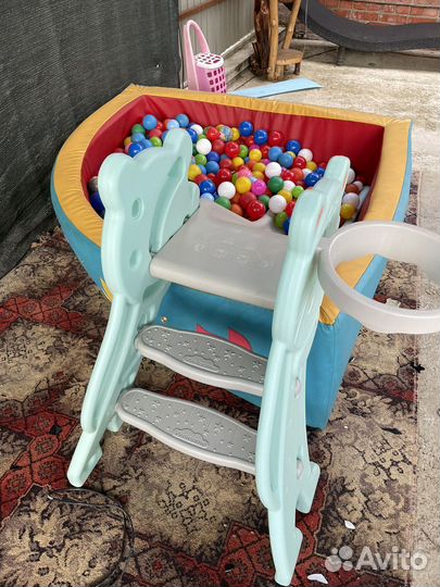 Сухой бассейн с шариками и горкой