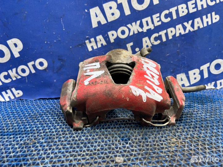 Передний левый суппорт Opel Vectra B седан 1998