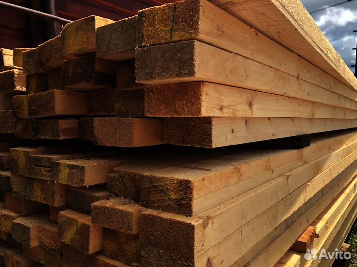 Сосновые доски, природная красота и надежность