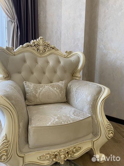 Продается раскладной хол -диван с двумя креслами