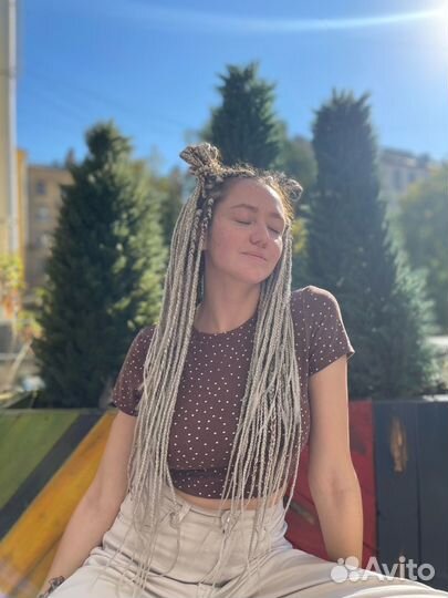 Плетение де и се кос, дрекодри, брейды