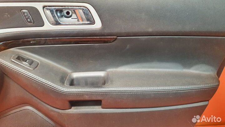 Обшивка двери передняя правая Ford Explorer U502