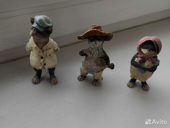 Коллекция фигурок кошек