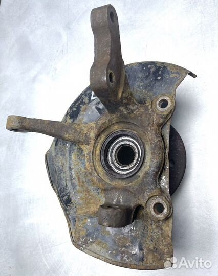Кулак поворотный ступица передняя левая Лев