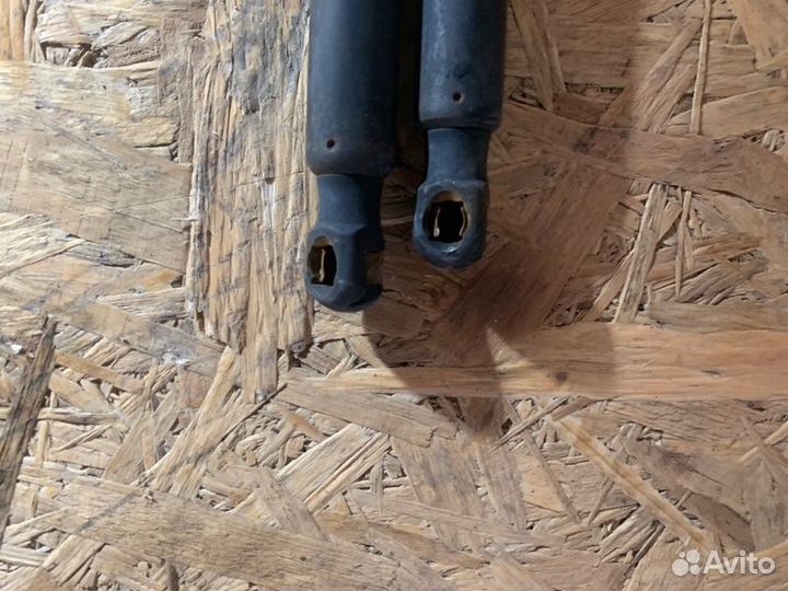 Амортизатор крышки багажника Volkswagen Golf 1K