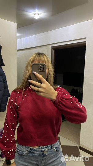 Красный свитер с бусинами