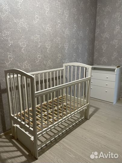 Детская кроватка с продольным маятником