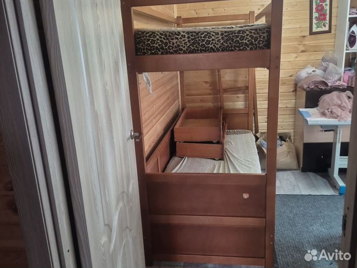 Двухъярусная кровать