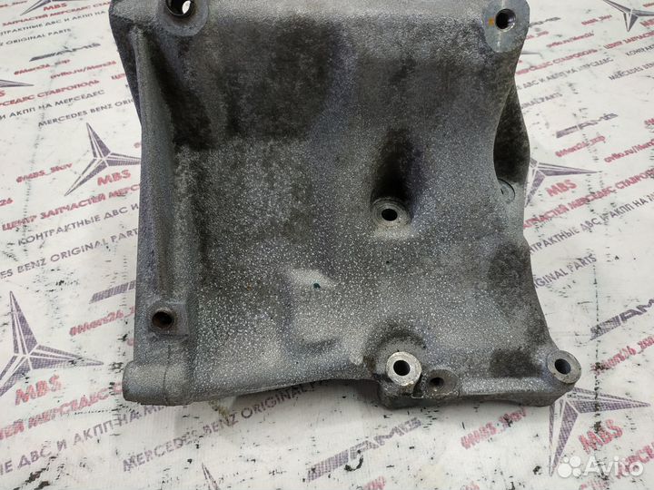 Кронштейн генератора m111 210 Mercedes