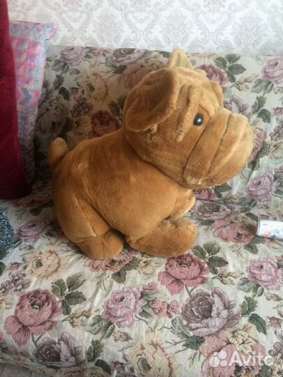 Игрушечная большая красивая собака