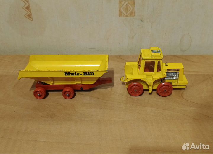 Модели тракторов и прицепов Matchbox