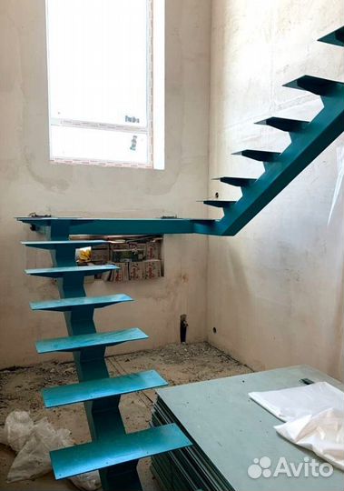 Лестница на металлокаркасе закрытого типа