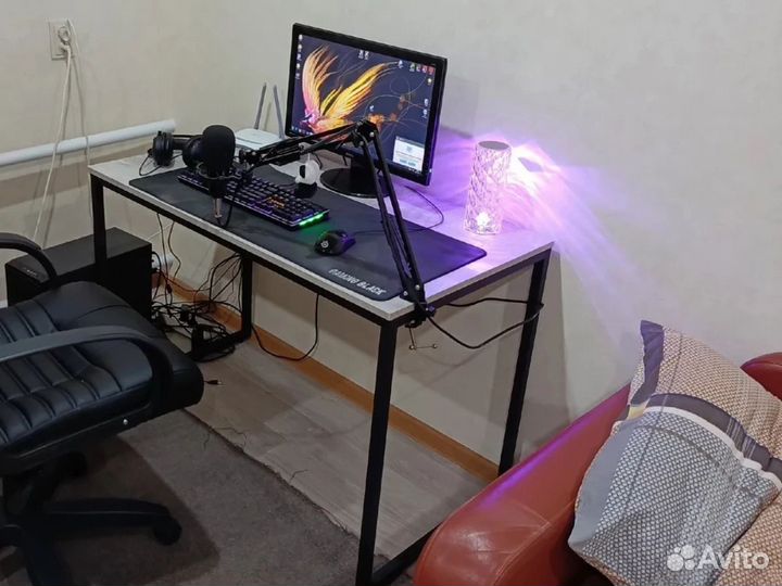 Компьютерный стол с металлическими лофт опорами