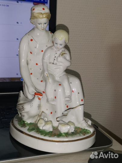 Статуэтка Мама с ребёнком кормят кур Чудово