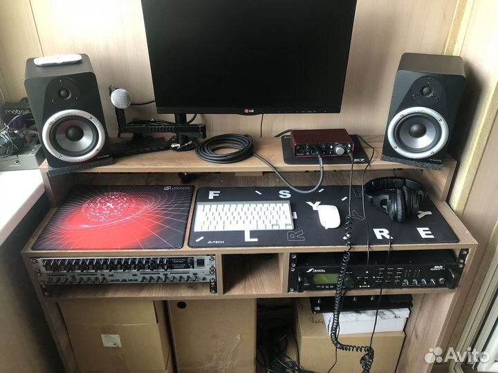 Стол для домашней студии звукозаписи