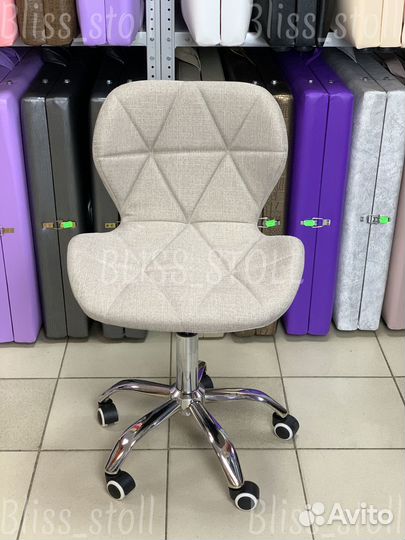 Стул на колесах