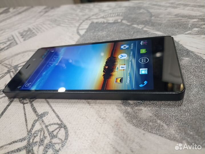 Смартфон Fly IQ453 Quad Luminor FHD
