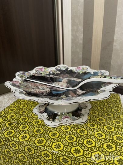 Ваза для фруктов на ножке