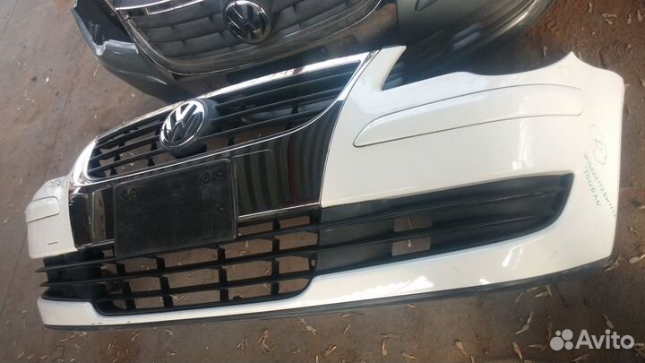 Volkswagen Touran 2006-2010 бампер передний всборе
