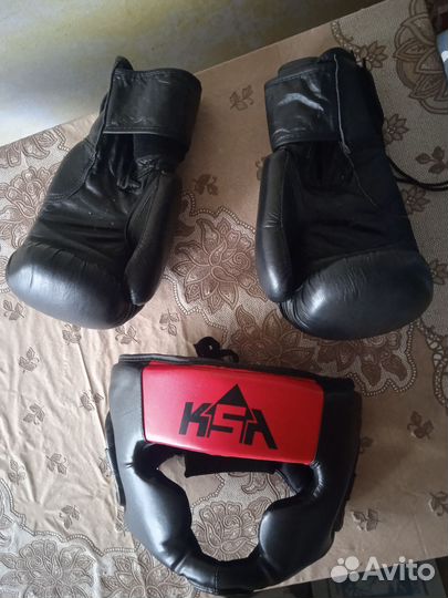 Шлем, и перчатки для борьбы