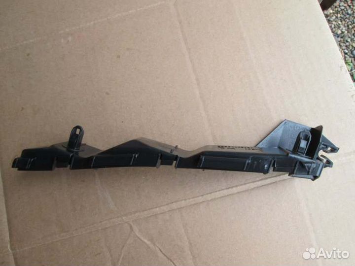 Крепление бампера переднее правое Toyota Avensis